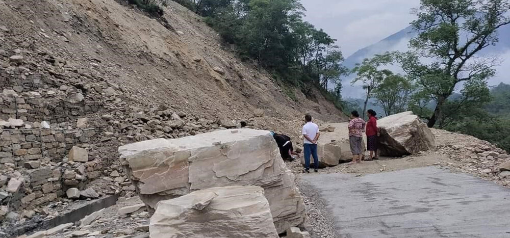 पहिरोका कारण कर्णालीका ५ जिल्लामा यातायात सेवा अवरुद्ध